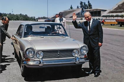 Lanzamiento. Juan Manuel Fangio saluda en el Autódromo de Buenos
Aires durante la presentación oficial del Torino en noviembre de 1966