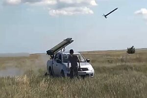Cómo los ucranianos adaptan lanzamisiles en sus camionetas