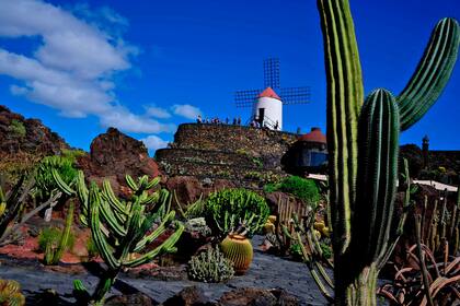 El secreto está en la sensibilidad de Manrique (1919-1992), pintor y escultor lanzaroteño que, tras hacer carrera en Madrid y Nueva York, volvió a su isla en 1966 para desarrollar su "arte total"