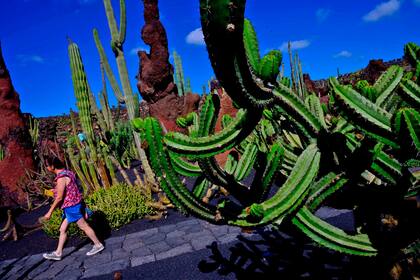 Pero lejos de la masificación del Mediterráneo español, aquí no hay edificios altos ni macrocomplejos hoteleros, y globalmente se respeta la arquitectura tradicional de casas bajas, sobrias y encaladas.