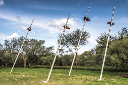 Lanzas clavadas en la tierra que evocan el impacto oblicuo de los meteoritos.