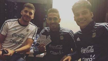 Lanzini, con las cartas, durante la gira de la selección