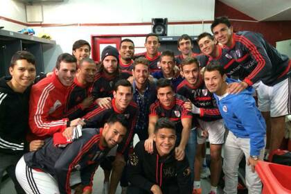 Lanzini, en el vestuario, se despidió de sus compañeros