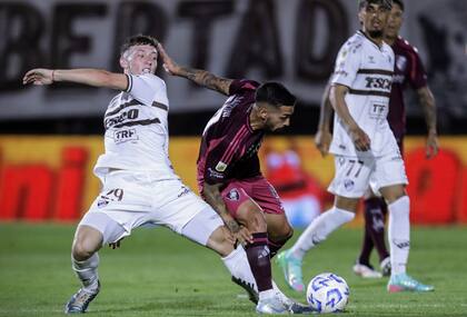 Lanzini intenta superar a Minerva; Platense le hizo las cosas difíciles a River