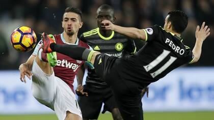 Lanzini no puede con la marca de Pedro, durante el partido entre West Ham y Chelsea