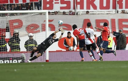 Lanzini redondea una excelente acción colectiva y aumenta la desesperanza de Independiente. Golazo en 2020