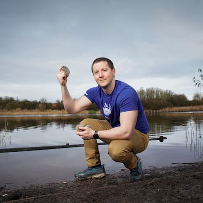 “Lanzo piedras desde muy chiquito, muy seguido, pero también hago rebotar muchas cosas disparatadas, como bananas, bicicletas, cucharas, grandes trozos de madera. Me divierten esos desafíos”, confiesa.