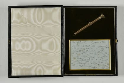 Lapicera de oro y lápiz con su caja, perteneciente a Charles Dickens