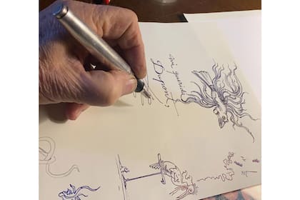 Pallarols escribe y dibuja con la lapicera a tinta que creó con sus manos