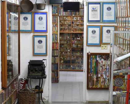 Lápices, llaveros y premios Guinness llenan las galerías del museo del señor Emilio Arenas.