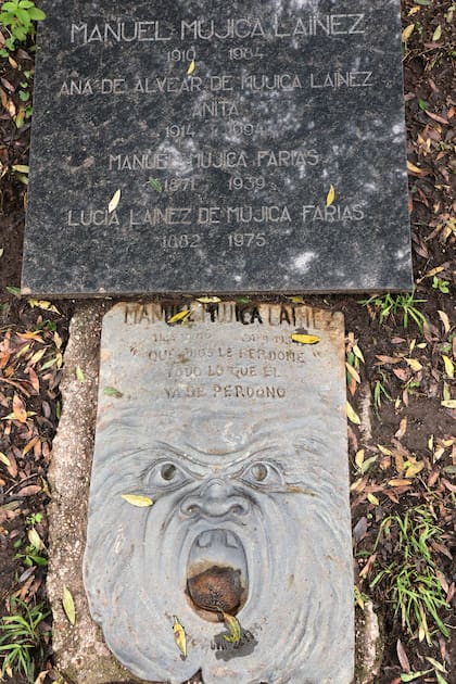 Lápida del sepulcro de Manuel Mujica Lainez, clara referencia a una de las caras monstruosas de Bomarzo, donde se lee "Que Dios le perdone todo lo que él ya se perdonó"