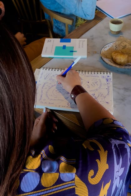 Lapiz y papel, clave a la hora de sumergirse en la experiencia