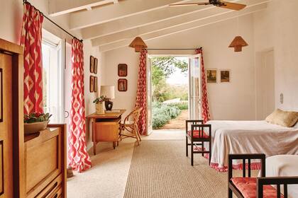 Laplace quiso en estos pisos el tinte del marés, una piedra arenisca mediterránea, y convocó a artesanos locales para que hicieran un solado continuo, en lugar de en formato baldosa.