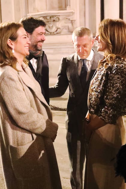 Lapo Elkann
–acompañado de su mujer
Joana Lemos, ex piloto de
rally y de moto– saluda a
su primo Andrea Agnelli
y su pareja Deniz Akalın