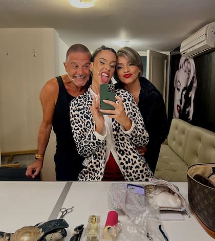 Laport junto a su hija Jazmín y su mujer Viviana Sáez, con quienes compartió temporada de teatro en Villa Carlos Paz el verano de 2025