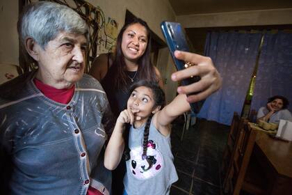 Lara (9) y Mariela (28) y la bisabuela Ana