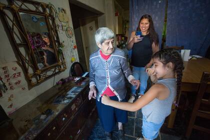 Lara (9) y su bisabuela Ana (77), bailaron un tema de Daddy Yankee y el artista compartió el video