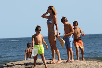 Lara Bernasconi disfruta del verano junto a su hijo Iñaki y sus amigos: "Me encanta recibir a los amigos de mi hijo en casa"