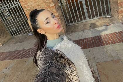 Lara Cisterna se instaló en Valencia, y allí busca trabajo como maquilladora (Foto: Gentileza)