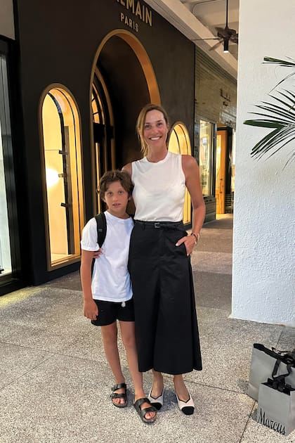 Lara (con
outfit en negro y blanco)
posa con su hijo Iñaki en
Bal Harbour Shops.