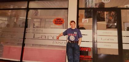 Lara cuando abrió su primera peluquería en la Boca, en 2004. Esa remera fue una de las pertenencias que más conservó de su tierra natal.