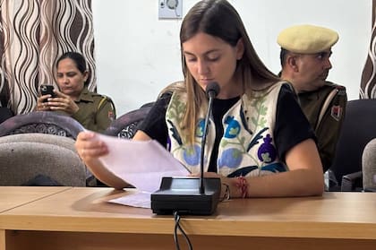 Lara dio una charla frente a noventa policías.