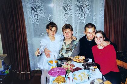 Lara junto a sus hijas en Buenos Aires. A la izquierda, Yana, la menor. A la derecha de la imagen, Victoria y su marido.