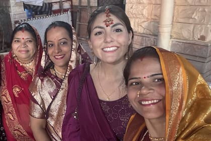 Lara junto a sus nuevas amigas, en una boda india.