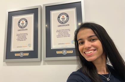 Lara Nunan posa junto a sus dos primeros certificados de récord Guinness, ganados por identificar a más personajes de Marvel en un minuto y por identificar a más personas de caricatura en el mismo tiempo