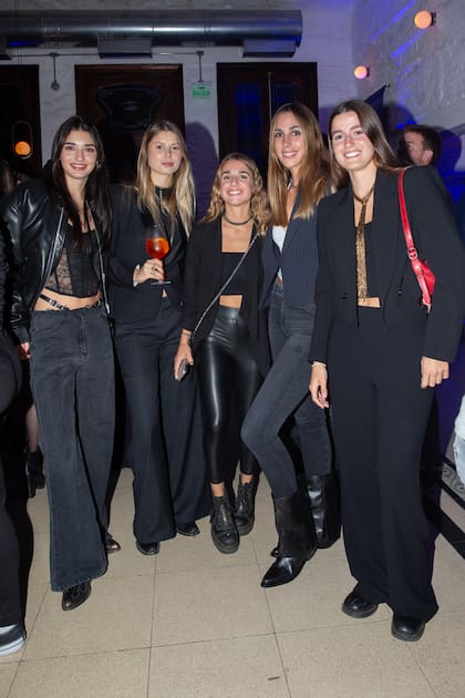 Lara Tarlowski, Francesca Caffarone, Milagros Makintosh, Mercedes Belaustegui y Juana Criado.