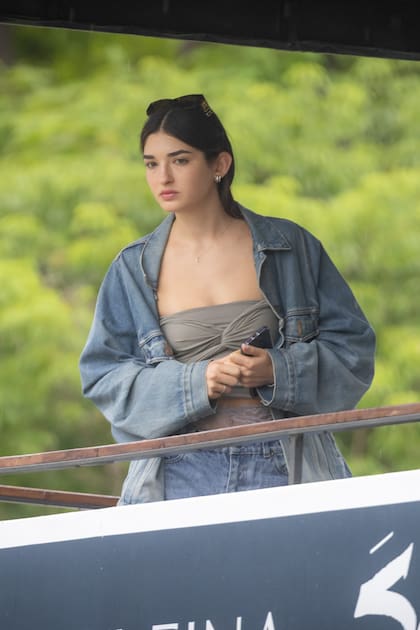 Lara Tarlowski, la novia de Poroto Cambiaso: en total jean, con pantalón recto y chaqueta XL, top y culotte de encaje que se asoma.