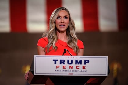 Lara Trump, esposa del hijo del presidente estadounidense Donald Trump, Eric, se dirige a la Convención Nacional Republicana en un discurso pregrabado en el Auditorio Andrew W.Mellon en Washington, DC, el 26 de agosto de 2020