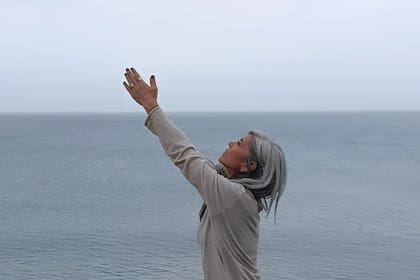 Lara Zimmerman: "Hay muchas cargas limitantes con respecto al paso del tiempo en las mujeres y te fulminan. Realmente no solo tenemos la energía creativa en el mundo para tener bebés, sino que tenemos una energía creativa en el útero para reinventarnos"