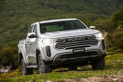 Laramie, la propuesta más elegante de la gama, destacándose con su exclusiva Ram LED Lightbar.