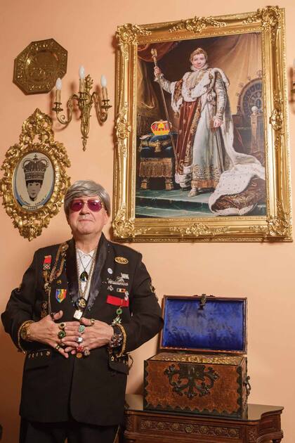 Laren frente a un cuadro con la cara de de su hijo Guillermo Carlos I (14), realizado sobre un retrato de Napoleón