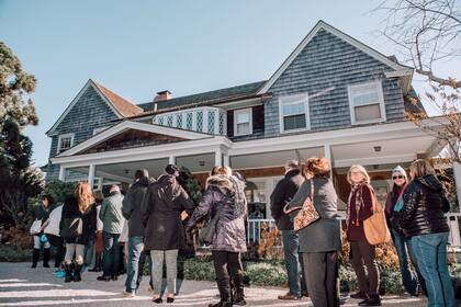 Larga fila para conseguir un souvenir de la emblemática mansión