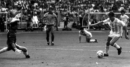 Larga gambeta ante Taffarel para marcar el 1 a 0 sobre Brasil en octavos: Caniggia culminó de manera brillante una gran jugada de Maradona, que observa la definición desde el piso