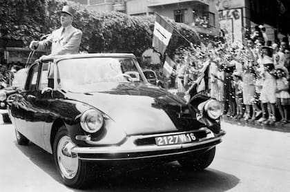 Larga tradición de los presidentes de Francia y Citroën; Charles de Gaulle saludando desde un DS de 1958