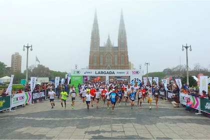 Largada desde la plaza Moreno