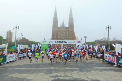 Largada desde la plaza Moreno