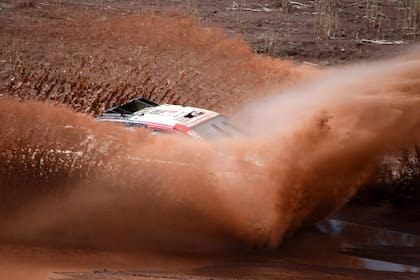 El piloto de Toyota Giniel De Villiers de Sudáfrica y su copiloto Dirk Von Zitzewitz de Alemania compiten en la Etapa 7 entre La Paz y Uyuni, Bolivia