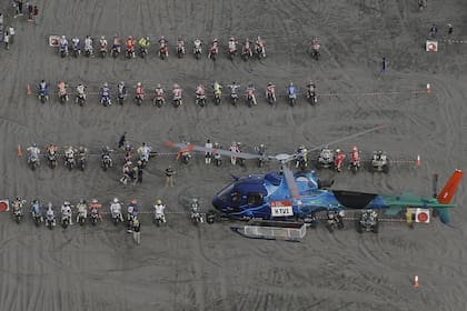 Un helicóptero de TV sobrevuela el revestimiento de la competencia para el inicio de la 4ª etapa del Rally Dakar 2018 en San Juan de Marcona, Perú