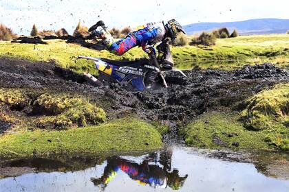 El motociclista argentino Franco Caimi se estrella durante la Etapa 7 entre La Paz y Uyuni, Bolivia