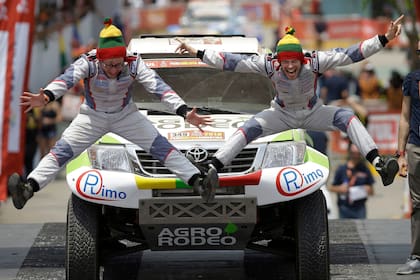 Zala Vaidotas, y su copiloto Jurgelenas Saulius, ambos de Lituania, saltan al unísono en la rampa del podio durante el inicio del Rally Dakar, en Lima, Perú. La 40ª edición del Rally Dakar