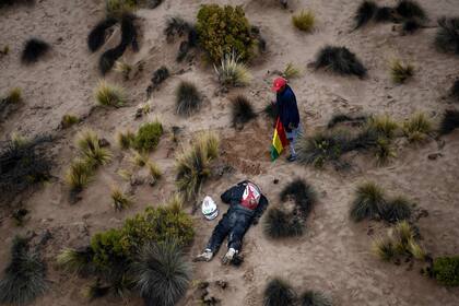 El piloto holandés Guillaume Martens toma una siesta durante la Etapa 7 entre La Paz y Uyuni, Bolivia 
