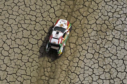 El piloto boliviano Marco Bulacia y su copiloto Eugenio Arrieta conducen su Ford durante la Etapa 3 del Dakar 2018 entre Pisco y San Juan de Marcona