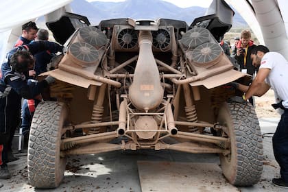 La mecánica de Peugeot repara un automóvil al final de la Etapa 8 entre Uyuni y Tupiza, Bolivia