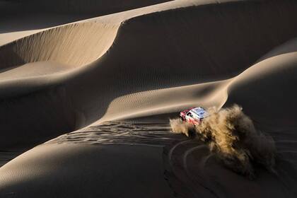 Un conductor sobre una duna de arena durante la Etapa 5 del Rally Dakar 2018 entre San Juan de Marcona y Arequipa en Perú