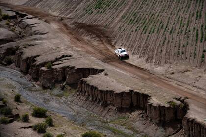 Giniel De Villiers de Sudáfrica y el copiloto Dirk Von Zitzewitz de Alemania conducen su Toyota