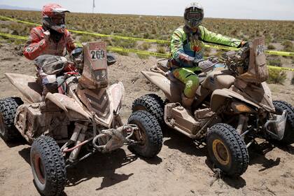 Los cuatro pilotos de Yamaha Simon Vitse, de Francia, y Axel Dutrie se detienen en un punto de control durante la etapa 8 entre Uyuni y Tupiza, Bolivia